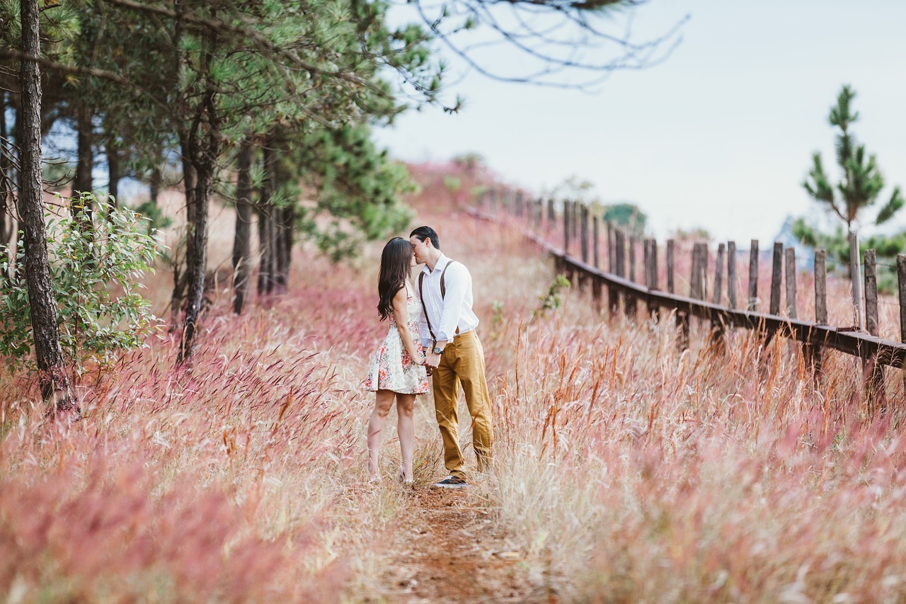Couple de jeune amoureux qui s'embrasse dans la nature.