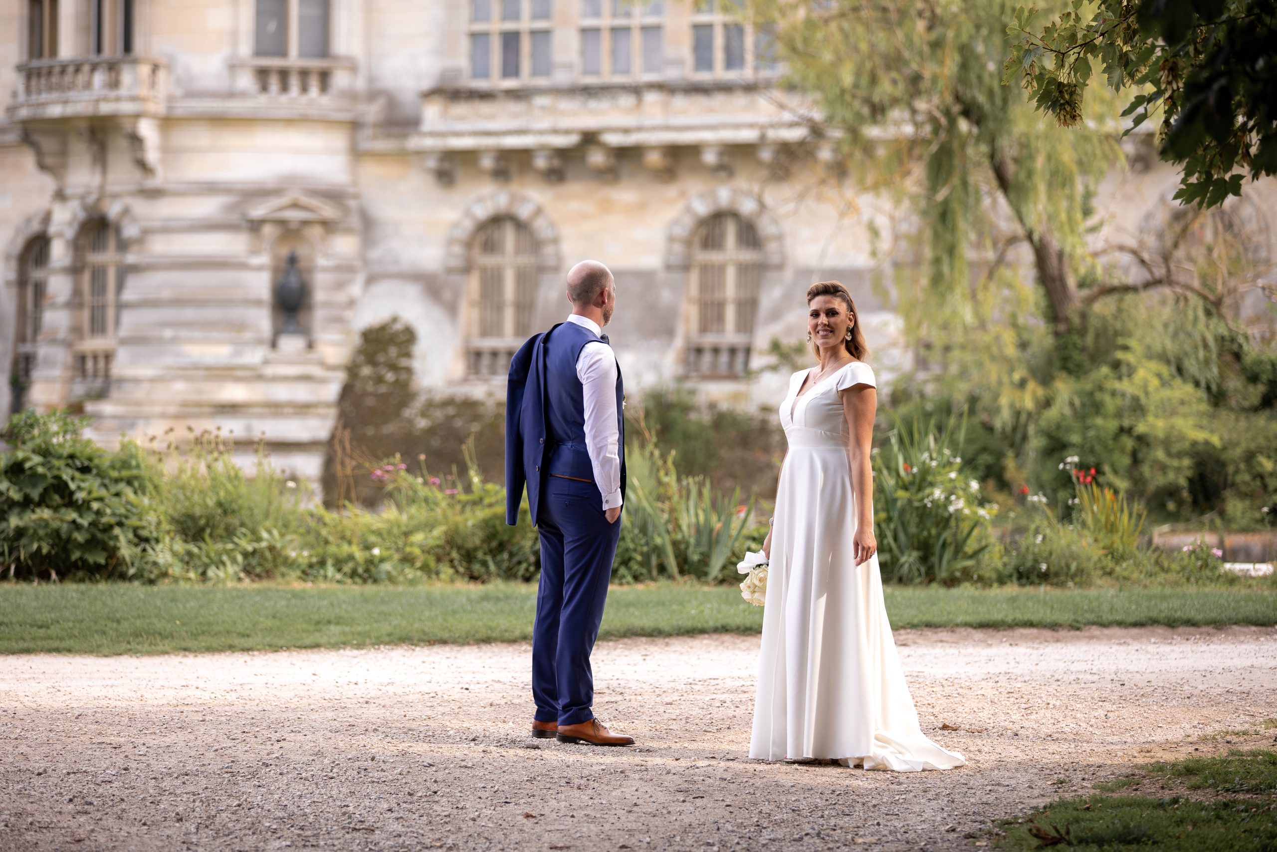 Mariés se découvrant dans les jardins du château de Chantilly, moment de première rencontre. Photographe mariage oise
